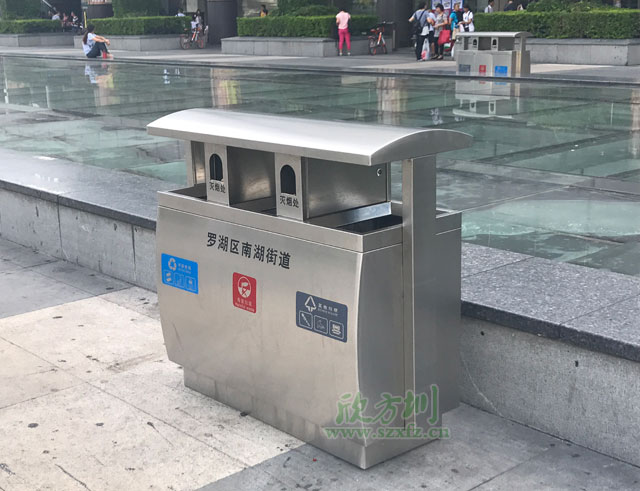 三分類(lèi)不銹鋼垃圾桶戶外擺放圖