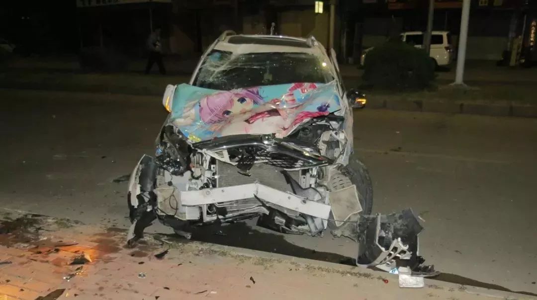 垃圾桶被車(chē)撞后桶沒(méi)事車(chē)?yán)尤粡U了