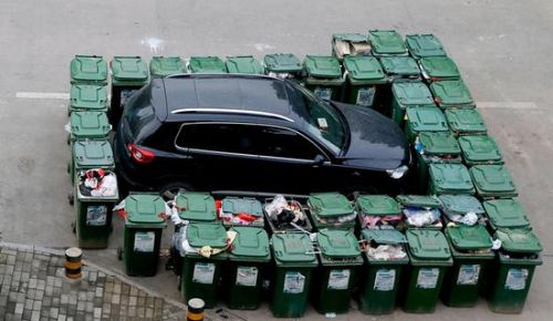 汽車被垃圾桶包圍是被惡搞還是得罪人了?