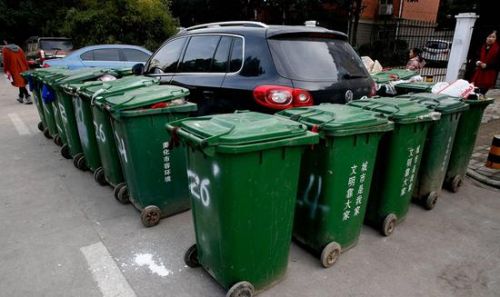 汽車被垃圾桶包圍是被惡搞還是得罪人了?